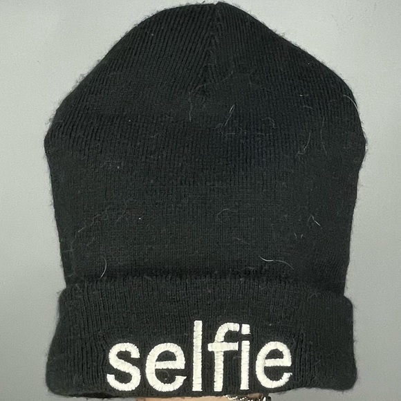 🔥💙 Black “Selfie” Beanie - Picture 1 of 3